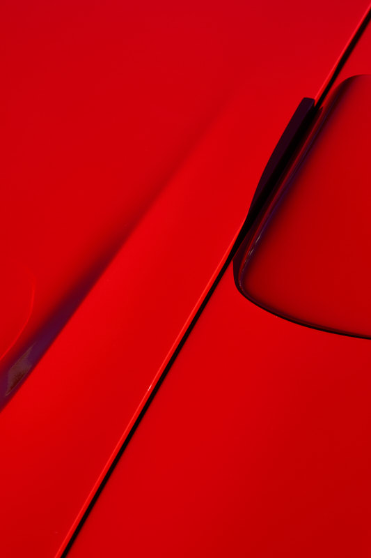 Door shutline and recessed handle on red bodywork